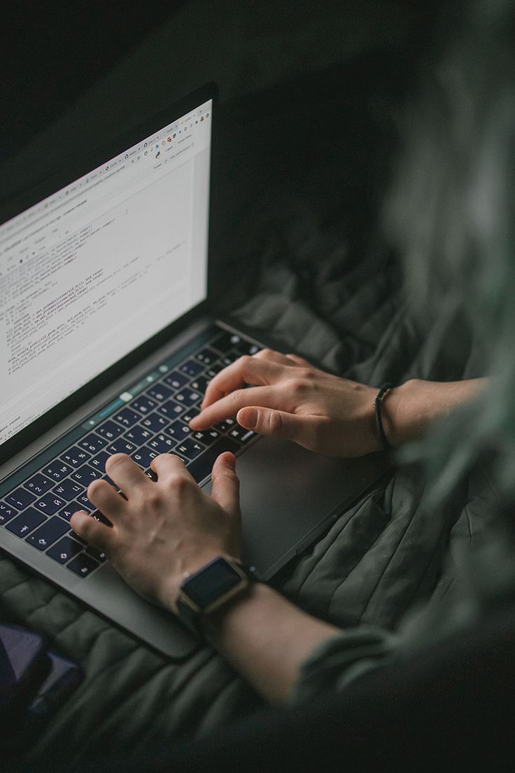 Kreativer Design-Workflow auf einem Schreibtisch mit Datenvisualisierung