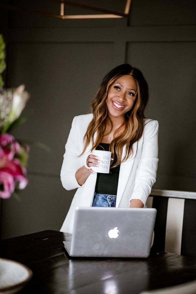 Meditierende Person in minimalistischer Umgebung